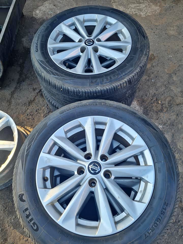 Nissan quashiqai/juke original alloy mags 17+tyres used still in good condition Nissan quashiqai/juke original alloy mags 17+tyres used still in good condition