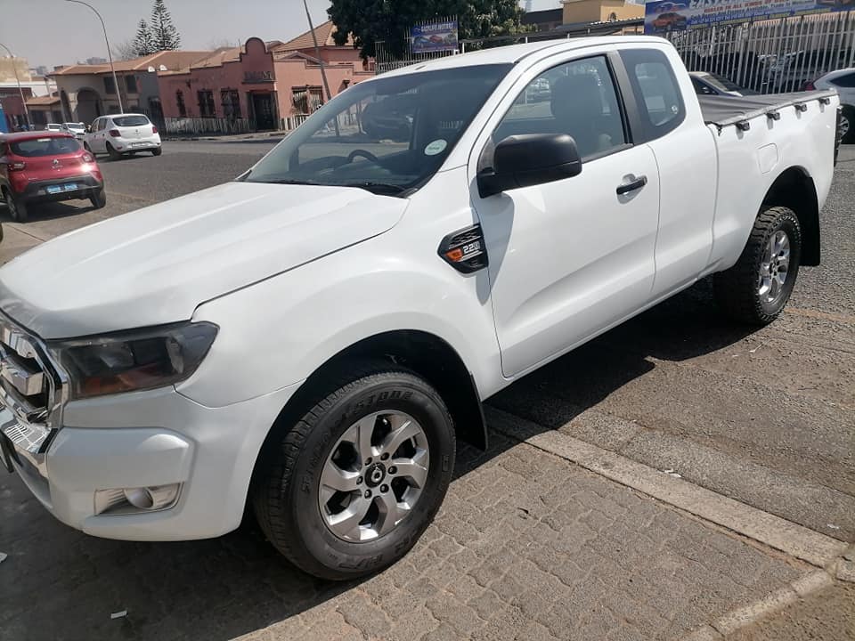 2014 Ford Ranger 2.2 6Speed Club Cab with a Nice interior seat