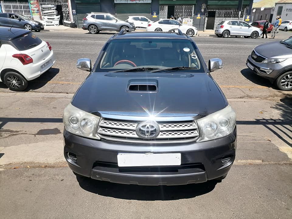 2010 Toyota Fortuner 3.0 D4D 4×2 seven seater with a leather seat and Automatic 2010 Toyota Fortuner 3.0 D4D 4×2 seven seater with a leather seat and Automatic
