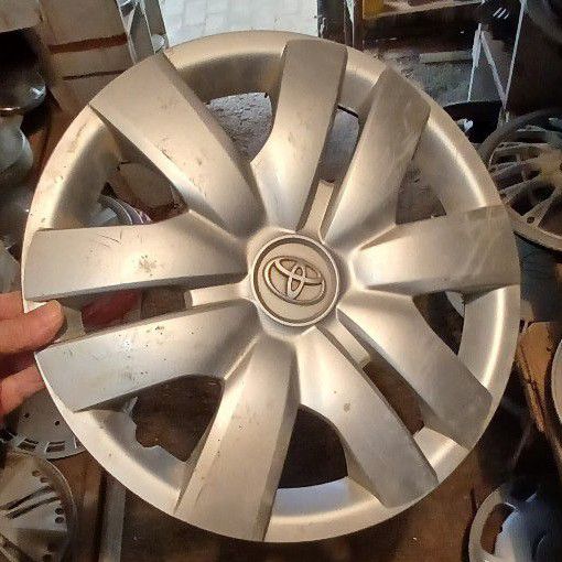 Toyota, older wheel cap - Private Seller Toyota, older wheel cap - Private Seller