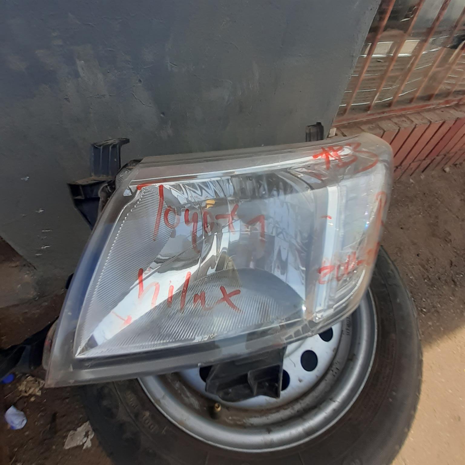 TOYOTA HILUX 2014-2015 HEADLIGHT FOR SALE DELIVERY AVAILABLE COUNTRY WIDE - Private Seller
