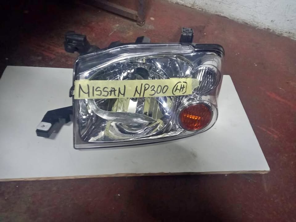 Nissan Np300 Headlight Left Side - Private Seller Nissan Np300 Headlight Left Side - Private Seller