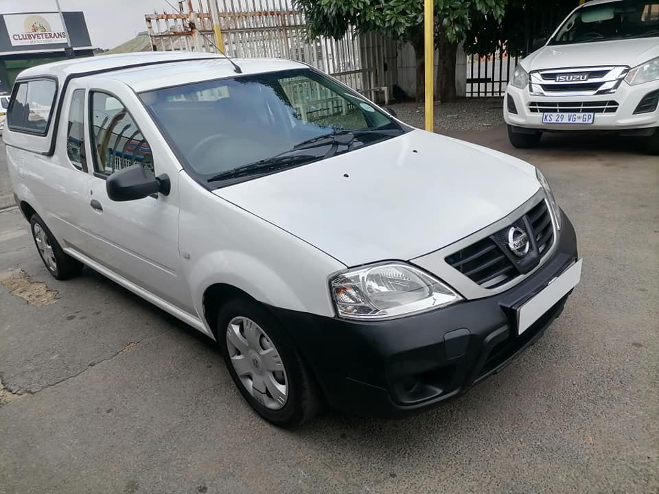 2021 Nissan Np200 1.6i Bakkie with a Canopy and spare key, service book