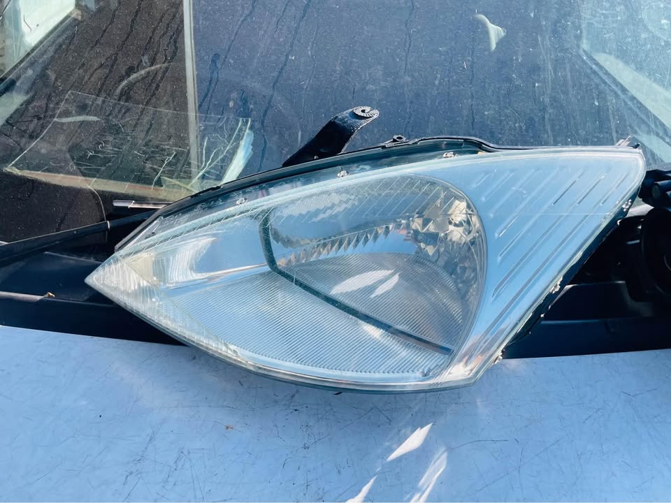 Ford Focus headlight 2000/02 - Private Seller Ford Focus headlight 2000/02 - Private Seller