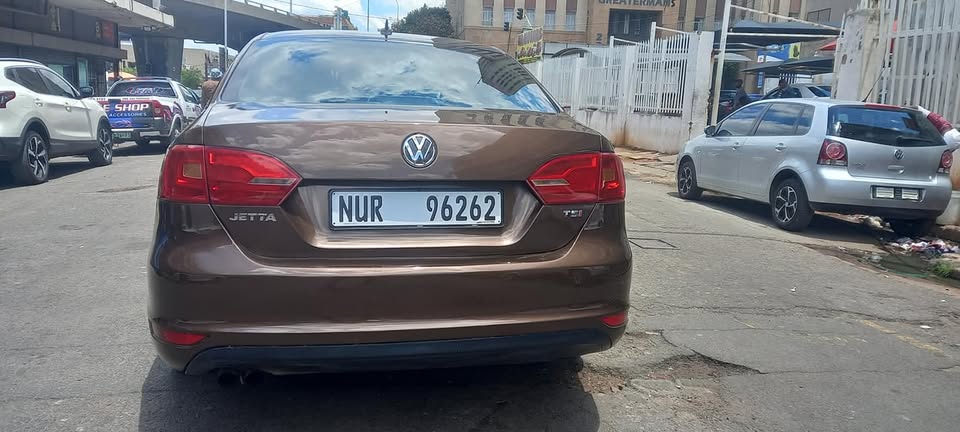 2013 VW JETTA 6 1.4 TSI PETROL, MANUAL TRANSMISSION, BROWN COLOUR