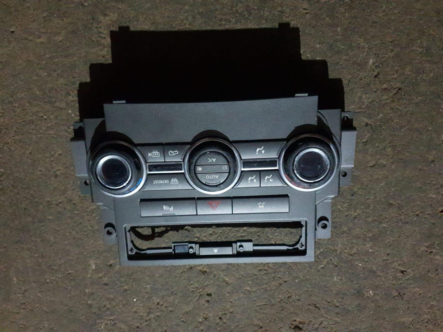 2005-2009 Discovery 3 Original Radio For Sale - Private Seller 2005-2009 Discovery 3 Original Radio For Sale - Private Seller