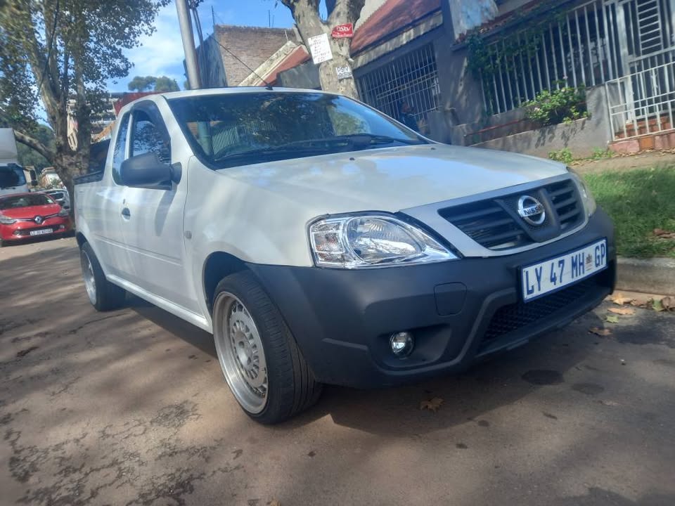 2020 Nissan Np200 1.6 Petrol, Manual,  White, 87000kms, Leather seat, Aircon, Spere key