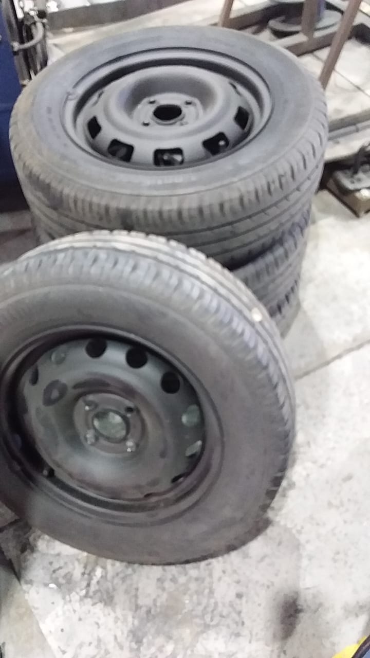 4× 14duim bande met 4 gat Swart Staal rims