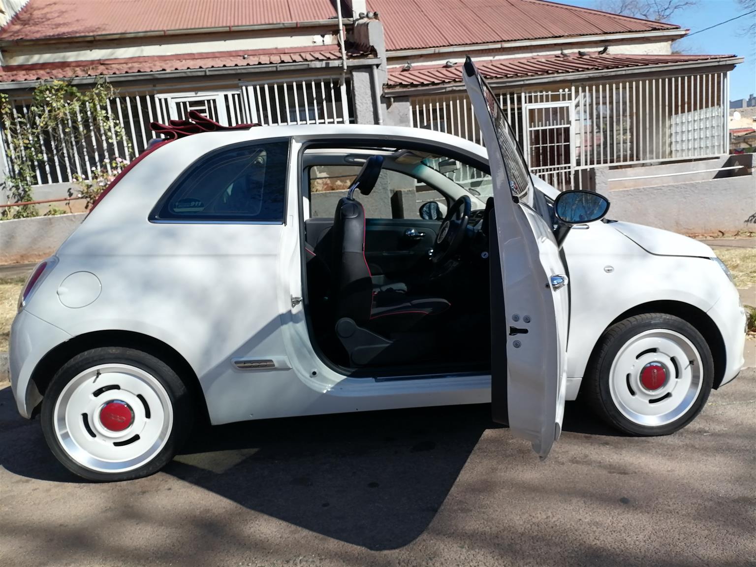 2015 FIAT 500C SPORT CONVERTIBLE WITH REVERSE SENSORS IN EXCELLENT CONDITION