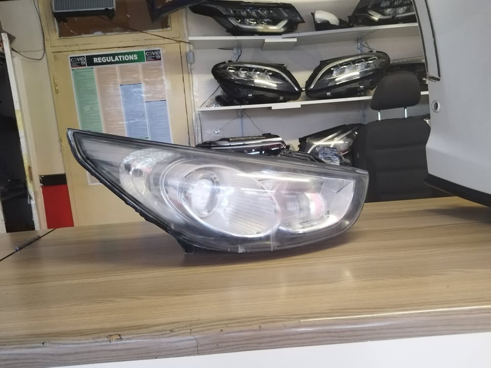 2013 HYUNDAI iX35 HEADLIGHT RIGHT SIDE FOR SALE IN A GOOD CONDITION - Private Seller 2013 HYUNDAI iX35 HEADLIGHT RIGHT SIDE FOR SALE IN A GOOD CONDITION - Private Seller