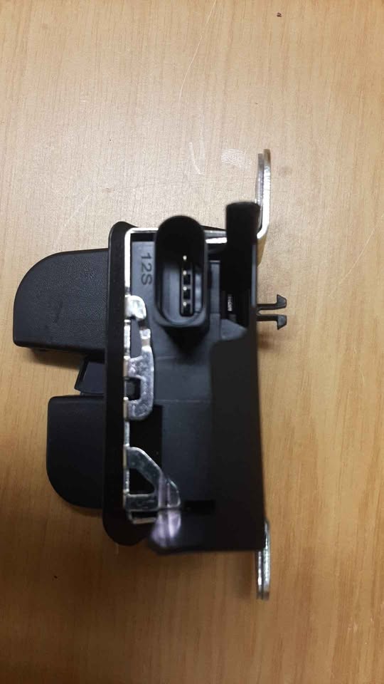 POLO 8 BOOT LOCK. GENUINE VW. BRAND NEW. FOR VARIOUS OTHER CARS TOO.