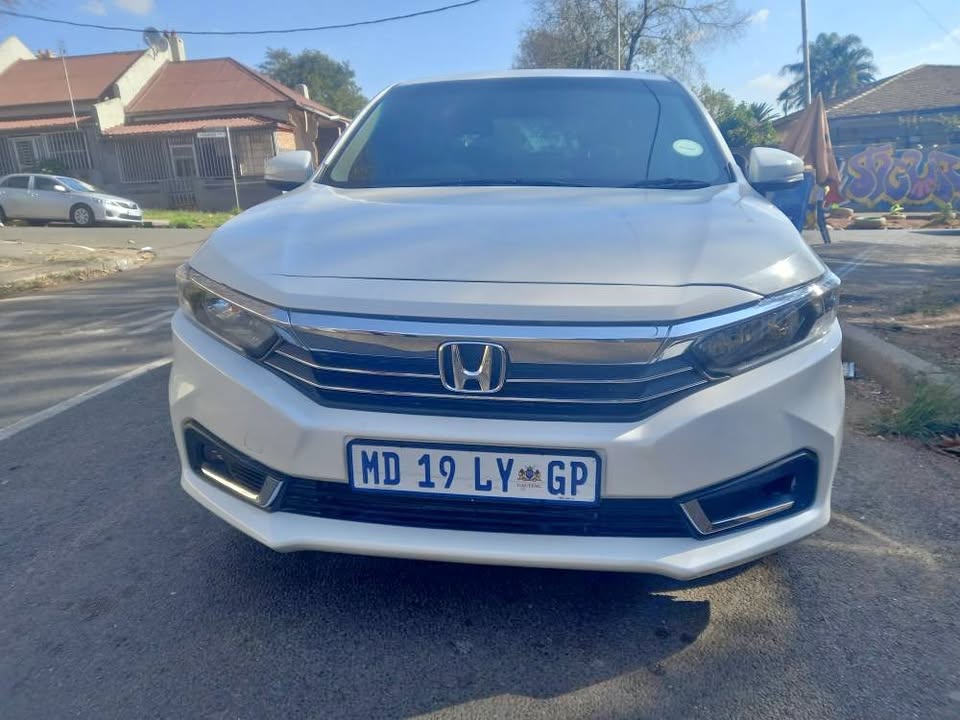 2025 Honda Amaze 1.5 Petrol, Manual, White, 6000km. Service book Reverse Camera / Sensors