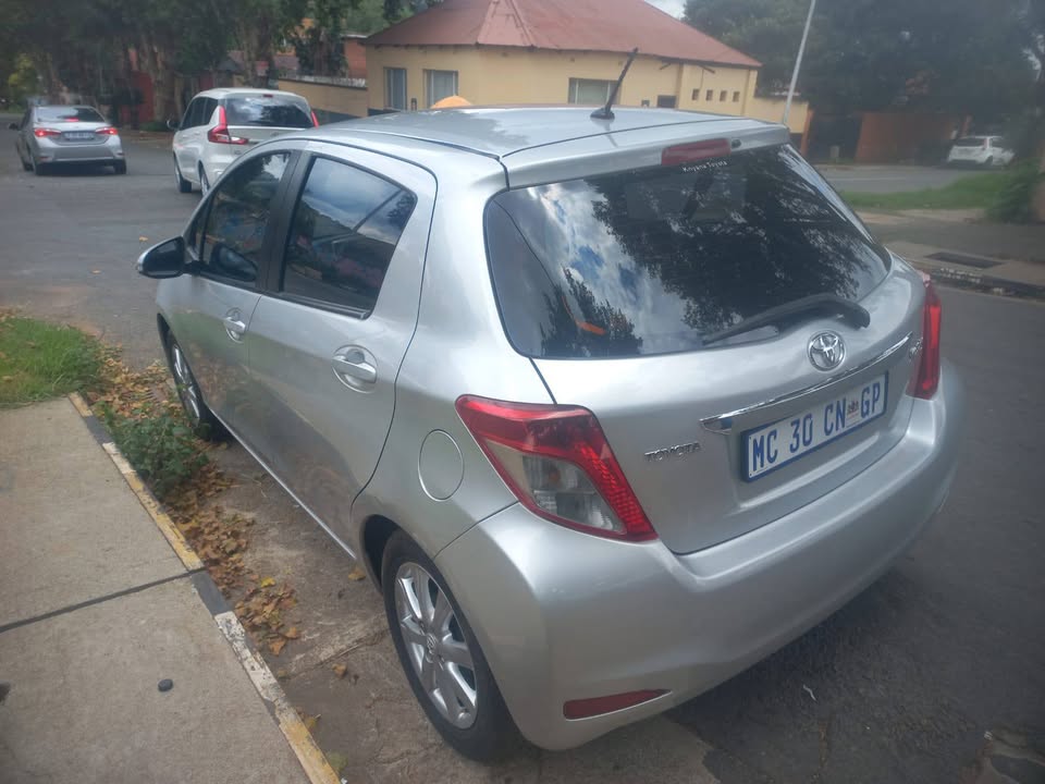 2013 Toyota Yaris hatchback 1.0 Petrol, Manual, Silver Color, Mileage