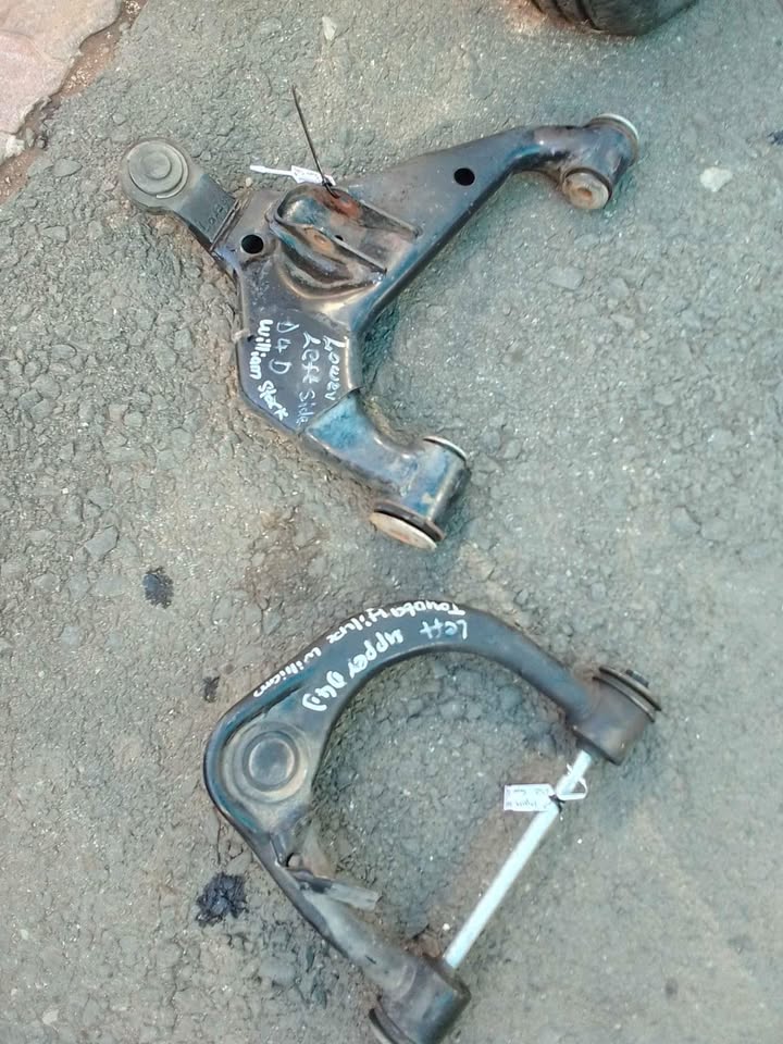 2015 Toyota Hilux D4D 4x4 left side upper and lower control arm - Private Seller