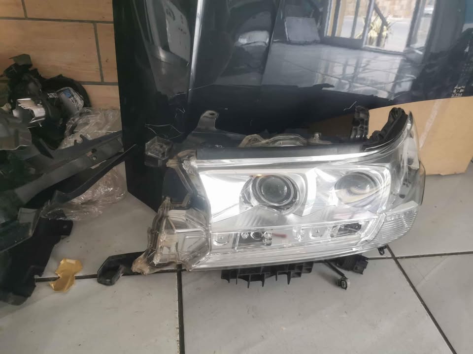 Toyota land Cruiser left headlight 2020 - Private Seller Toyota land Cruiser left headlight 2020 - Private Seller