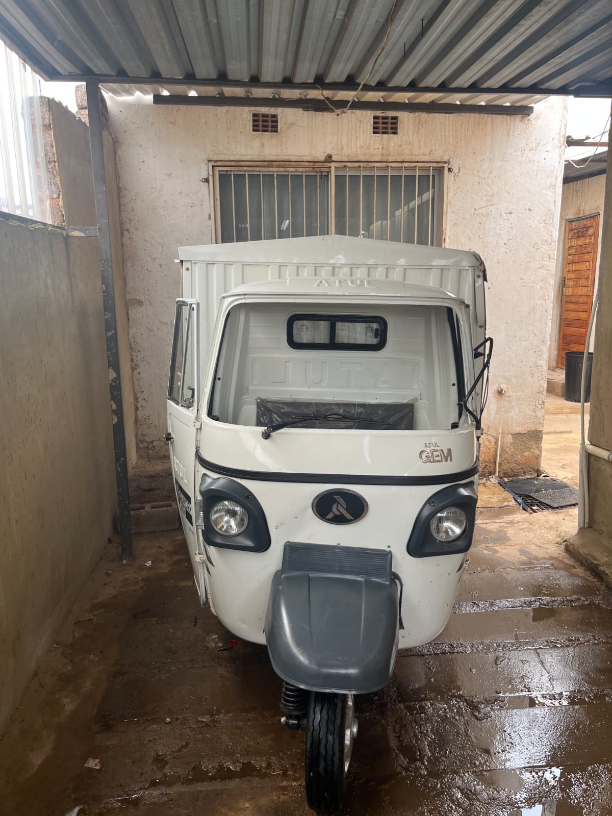Accident damaged Atul Tuk-Tuk - Private Seller Accident damaged Atul Tuk-Tuk - Private Seller