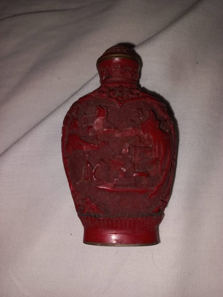 Antique Chinese Carved Cinnabar Snuff Bottle.