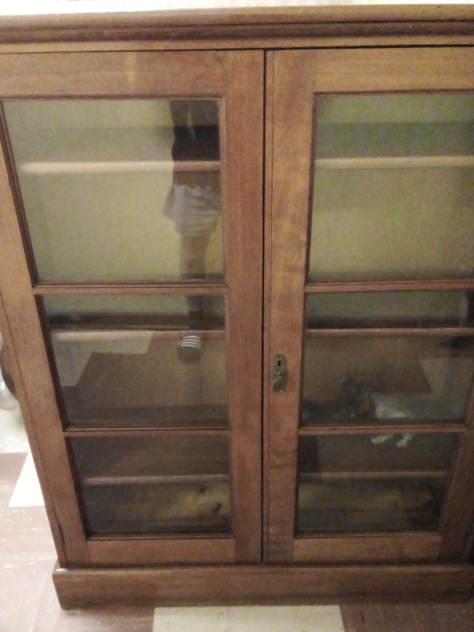 Old cabinet excellent cond Old cabinet excellent cond