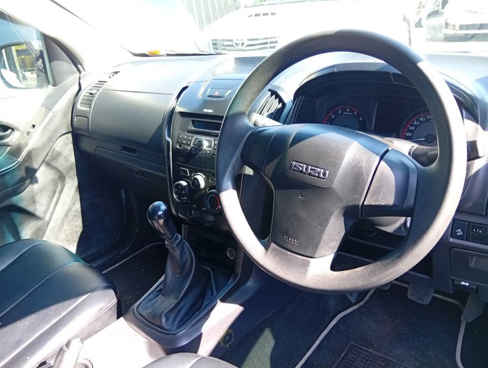 2019 Isuzu KB250 DMax DoubleCab 4X2 Bakkie 91,000km Manual
