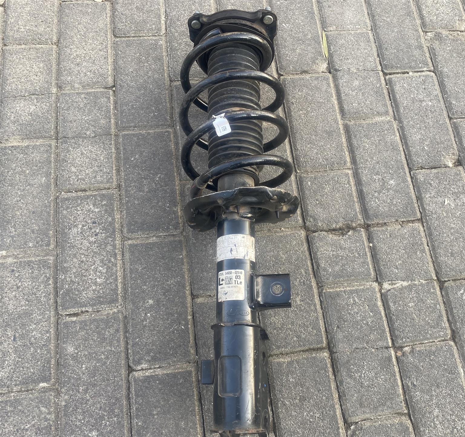 2020 HYUNDAI TUCSON SHOCK ABSORBER LEFT SIDE FOR SALE. IN PRISTINE CONDITION - Private Seller