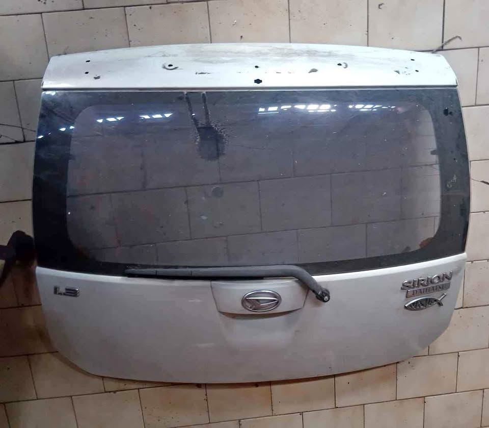 Daihatsu sirion 1.3 tailgate selling