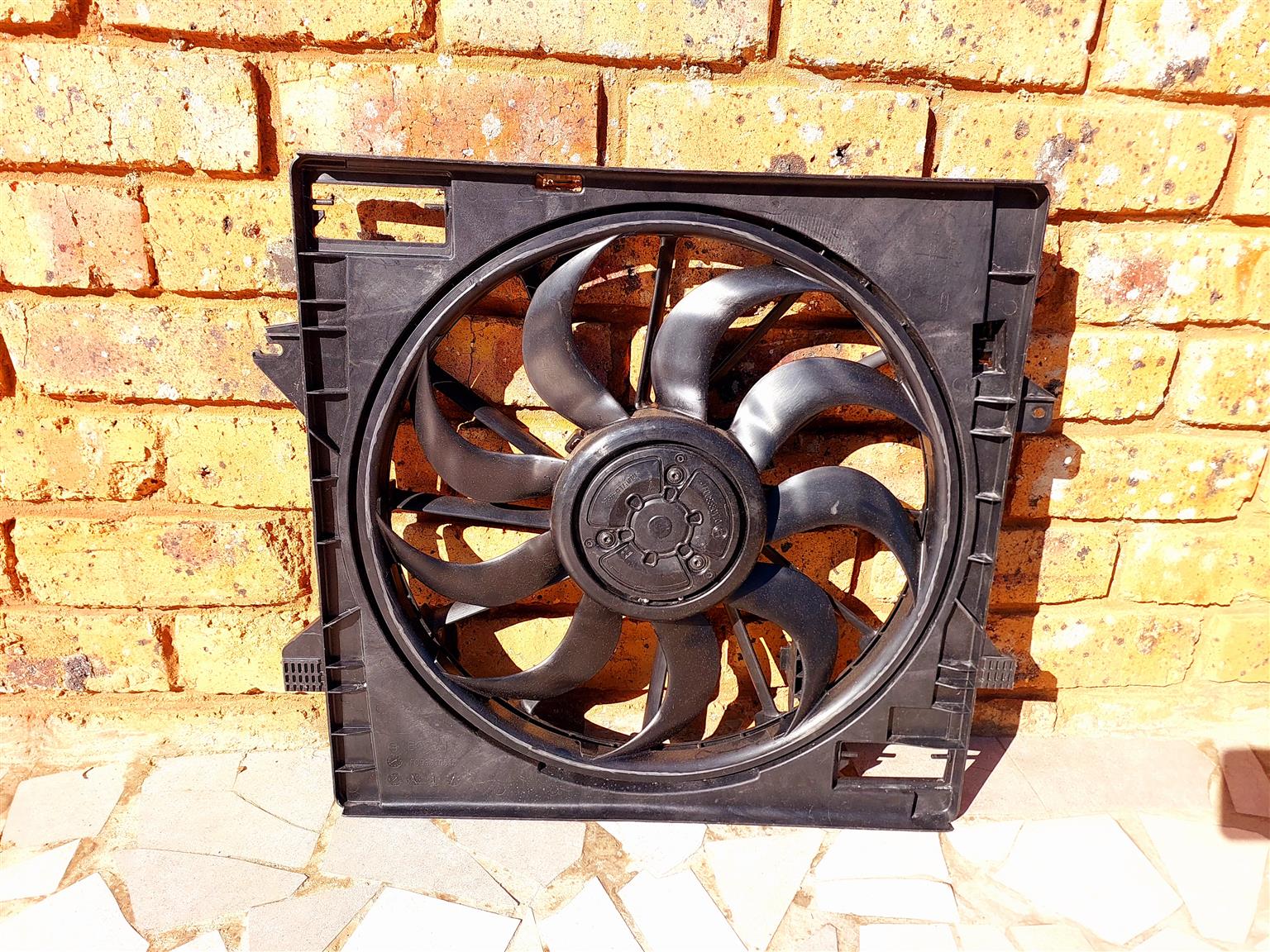 KIA SORENTO RADIATOR FAN FOR SALE PERFECTLY FINE - Private Seller