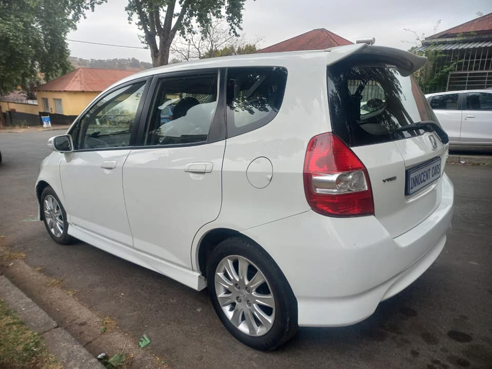 2008 HONDA JAZZ IVTEC 1.5  PETROL, AUTOMATIC, WHITE COLOR, MILEAGE 102000KMS
