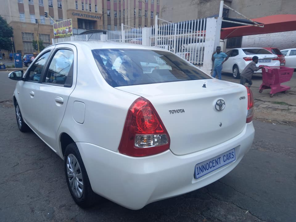 2015 TOYOTA ETIOS SEDAN 1.5 PETROL, MANUAL, WHITE COLOUR, MILEAGE 89000KM