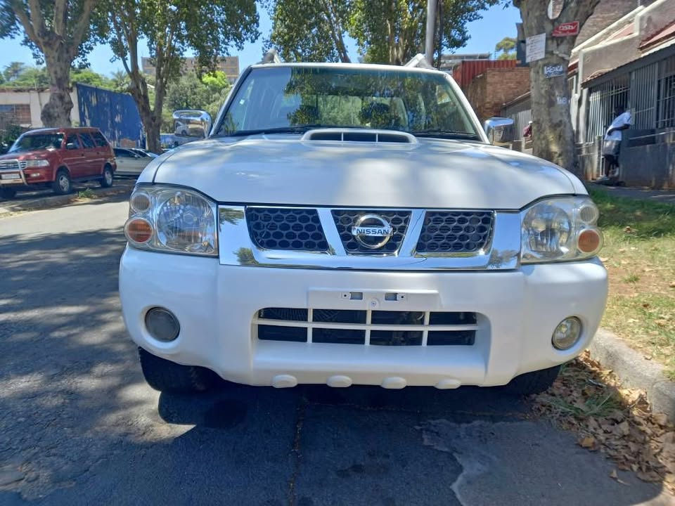 2020 NISSAN NP300 HARDBODY BAKKIE 2.5 DIESEL, MANUAL 4X4, WHITE COLOR, MILEAGE 137000KMS