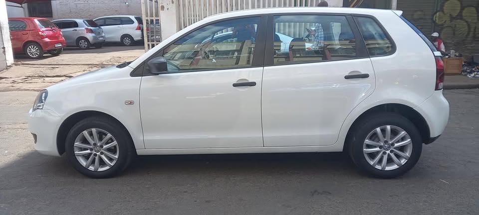 2015 VW POLO VIVO 1.4 PETROL HATCHBACK, MANUAL, WHITE COLOUR, MILEAGE