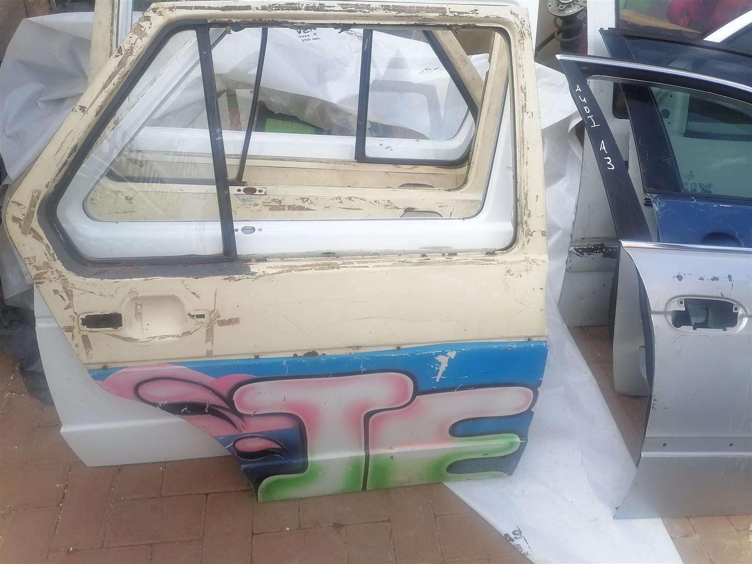 1 Golf  doors creme/multi - Private Seller