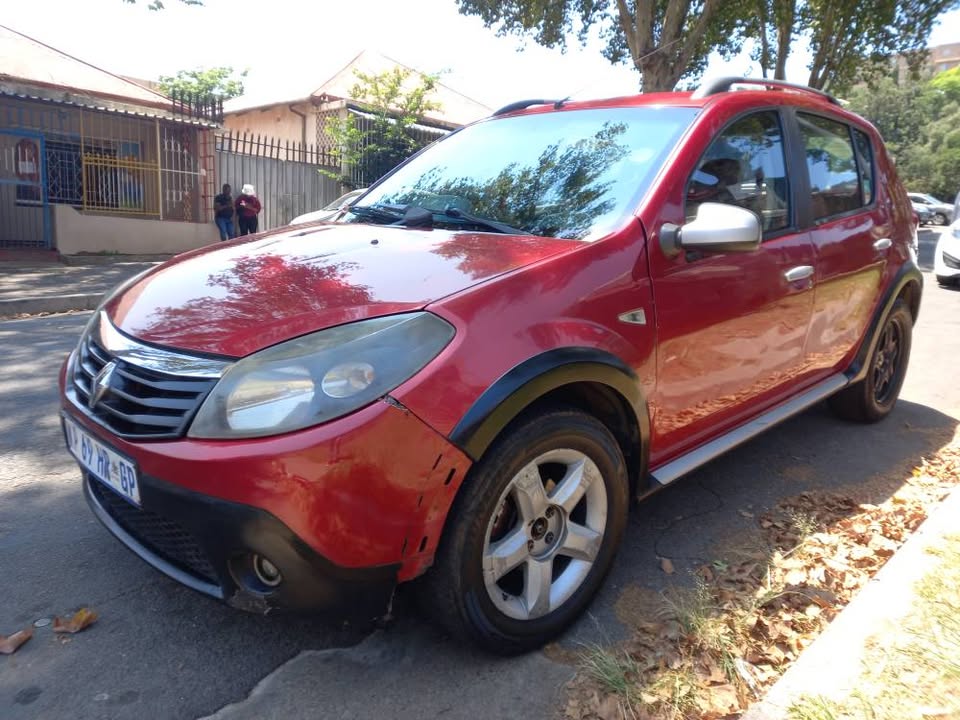 2012 Renault Sendero Engine Capacity 1.6 Color Maroon Mileage 200,000kms
