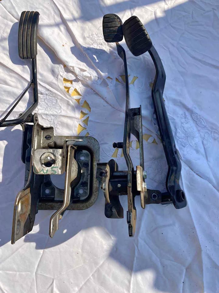 Nissan np200 pedal Assembly forsale - Private Seller Nissan np200 pedal Assembly forsale - Private Seller