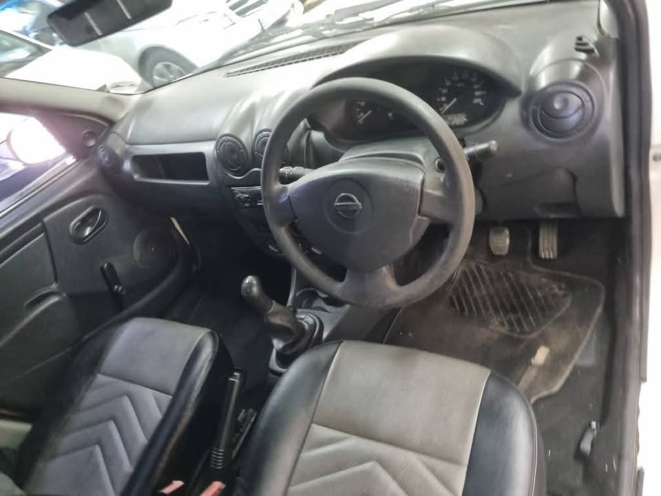 2016 Nissan Np200 1.6Manual 91000km  Mechanically Perfect with Canopy, Clothes Seat interior,