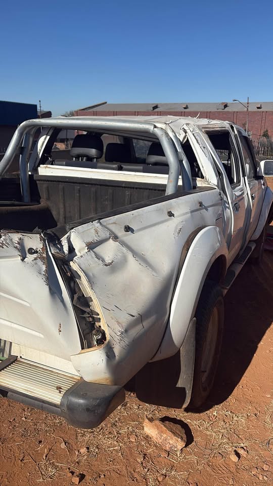 Nissan np300 ka24 breaking for parts - Private Seller