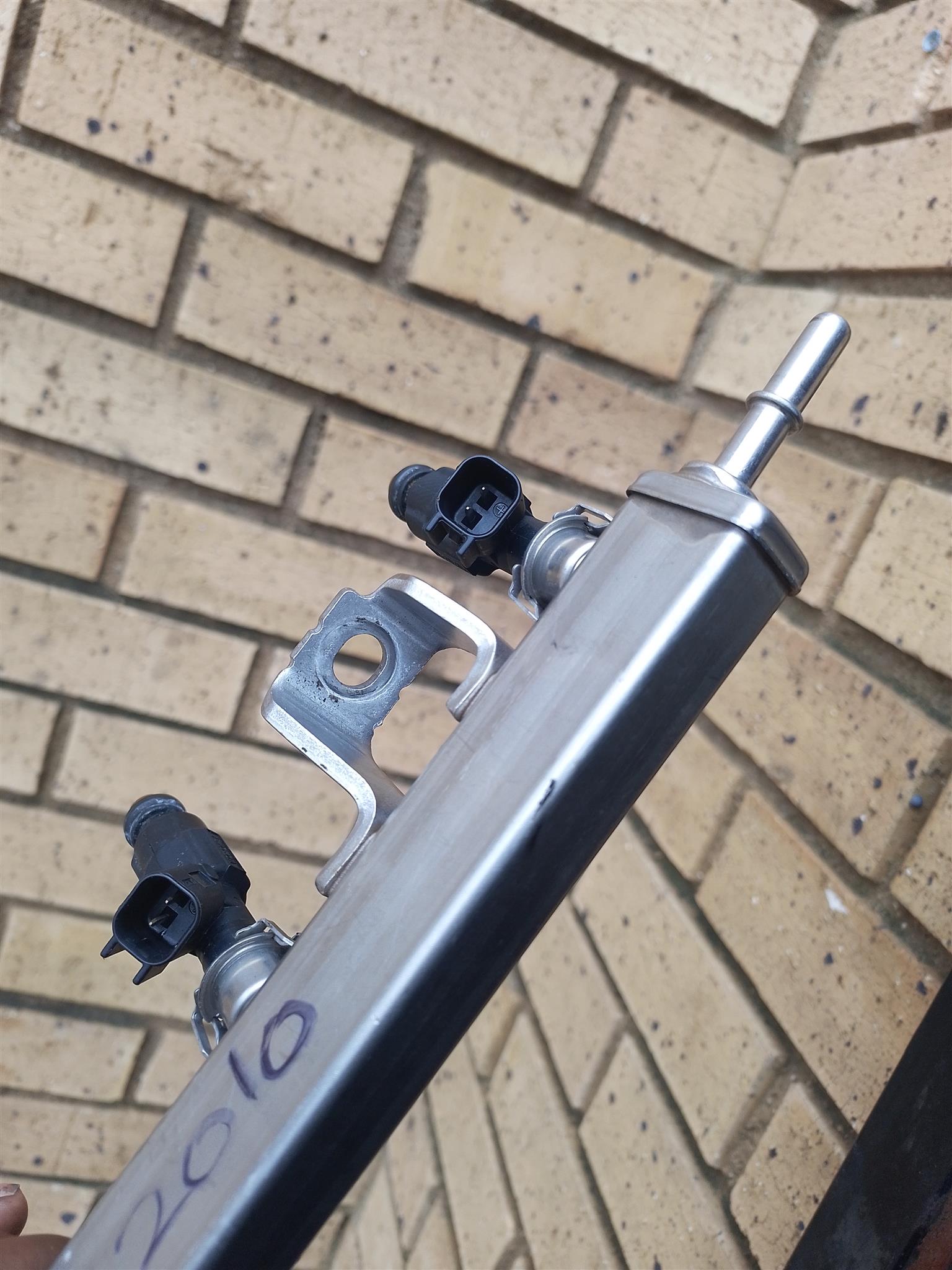 FUEL RAIL WITH INJECTORS VOLVO S40 2009 FOR SALE DELIVERY AVAILABLE COUNTRY WIDE - Private Seller