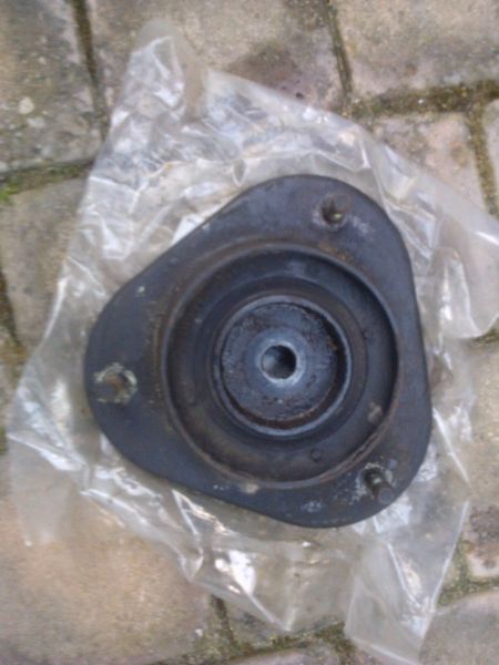 Nissan 1400 (bakkie) Strut mounting