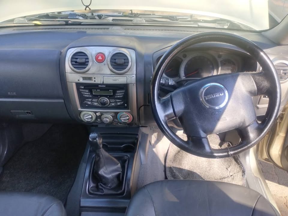 2012 ISUZU KB300 LX DTEQ DOUBLE CAB MANUAL