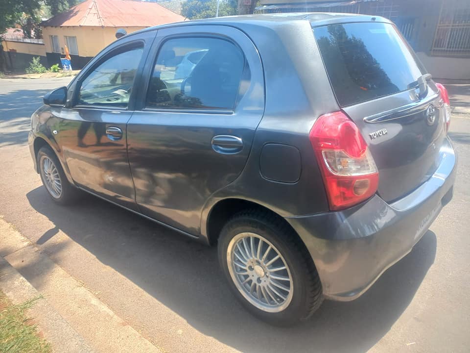 2018 TOYOTA ETIOS HATCHBACK 1.5 PETROL, MANUAL, GREY COLOR, MILEAGE 58000KMS
