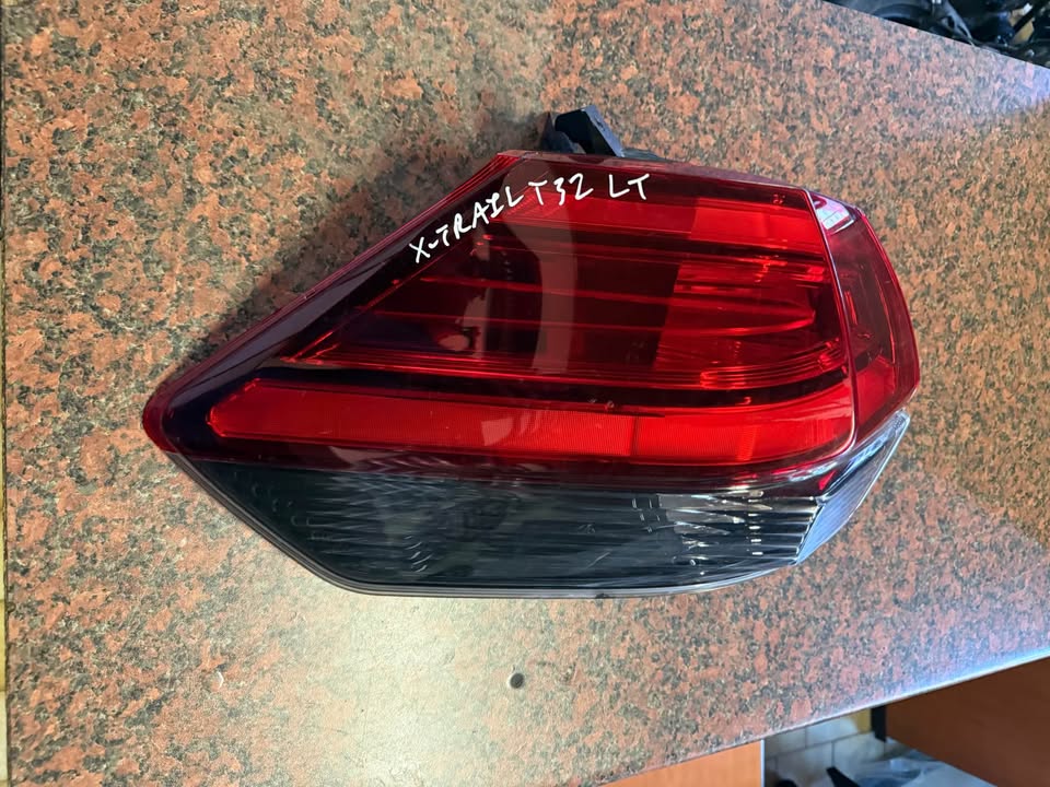 Nissan X-Trail T32 Facelift Left Tail Light - Private Seller Nissan X-Trail T32 Facelift Left Tail Light - Private Seller