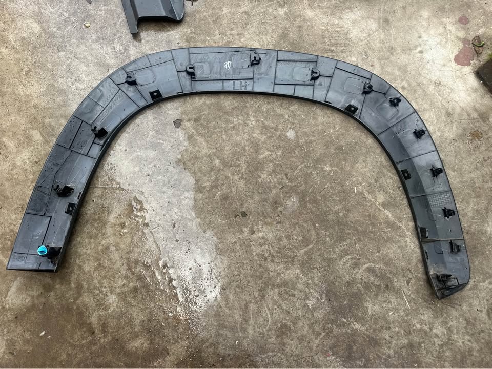 Renault Kiger left side fender wheel arch - Private Seller Renault Kiger left side fender wheel arch - Private Seller