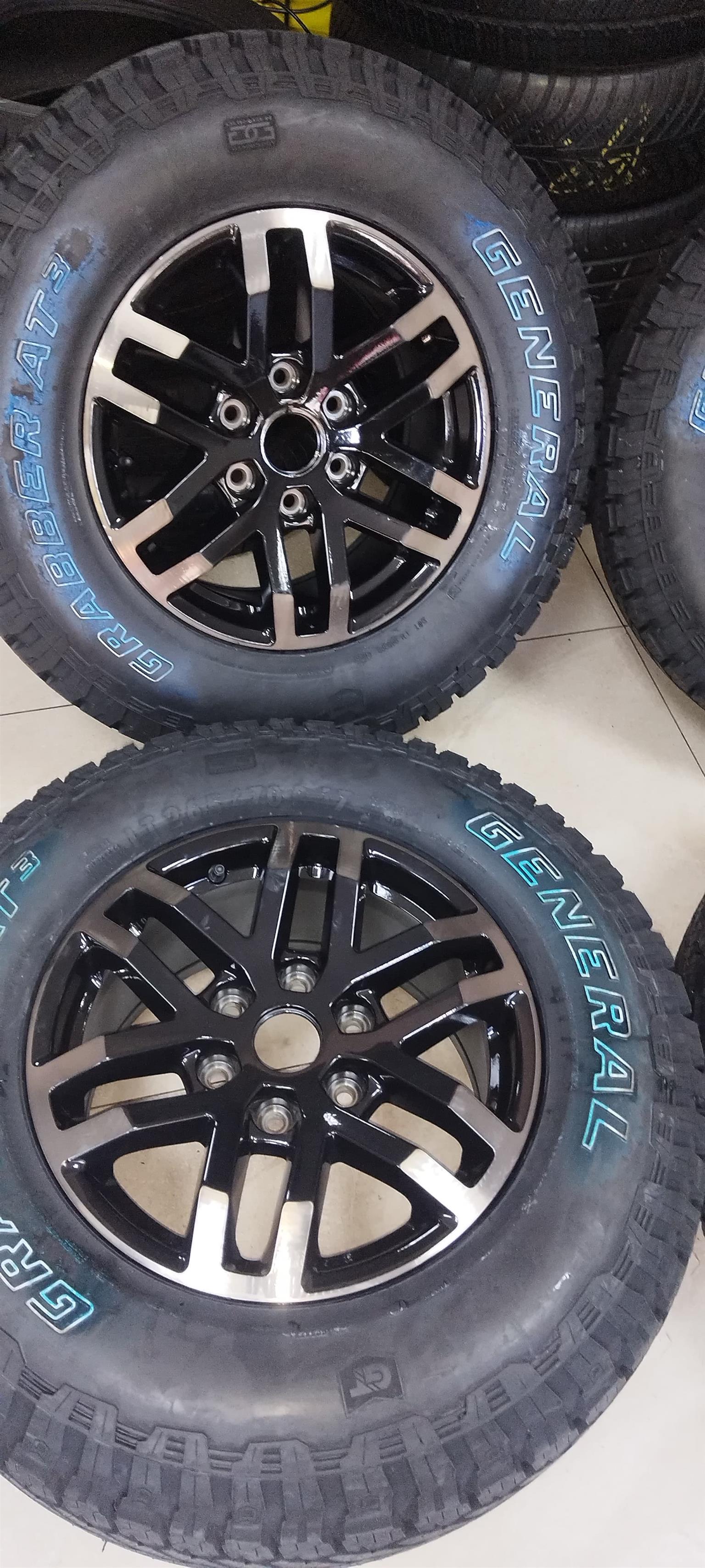 General Graber 265/70 R17 with raptor rim