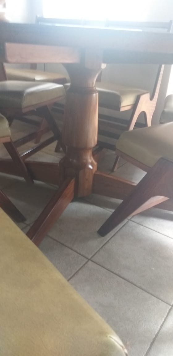 Round dining table + 8 chairs | Junk Mail