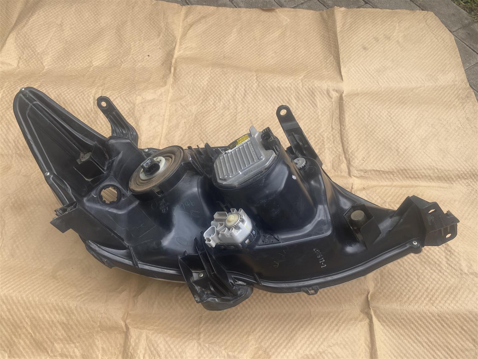 2015 TOYOTA FORTUNER XENON HEADLIGHT LEFT SIDE FOR SALE. IN EXCELLENT CONDITION