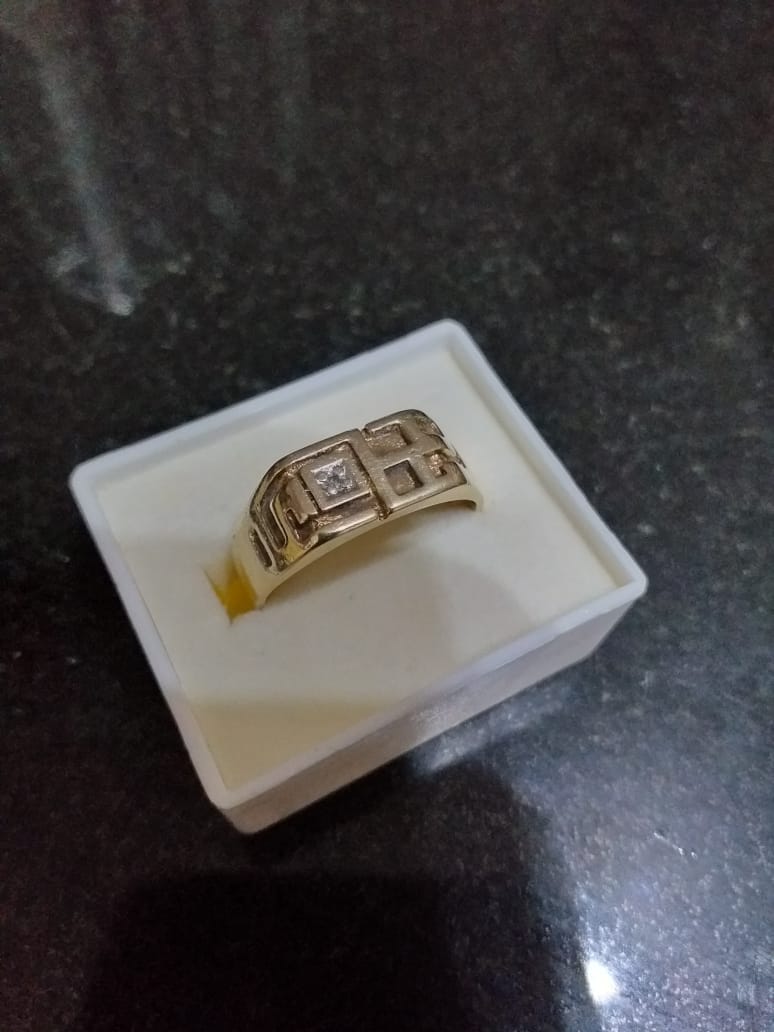 Mens 9ct gold table top wedding  ring  with 1 diamond Junk 