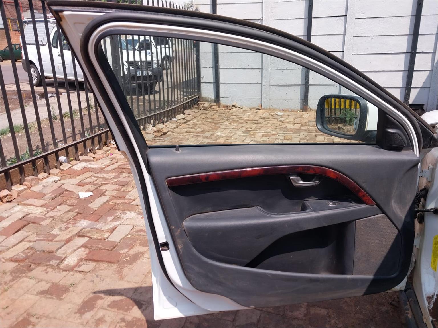 VOLVO XC70 T6 2008 LEFT FRONT  COMPLETE DOOR FOR SALE (DELIVERY COUNTRY WIDE) - Private Seller