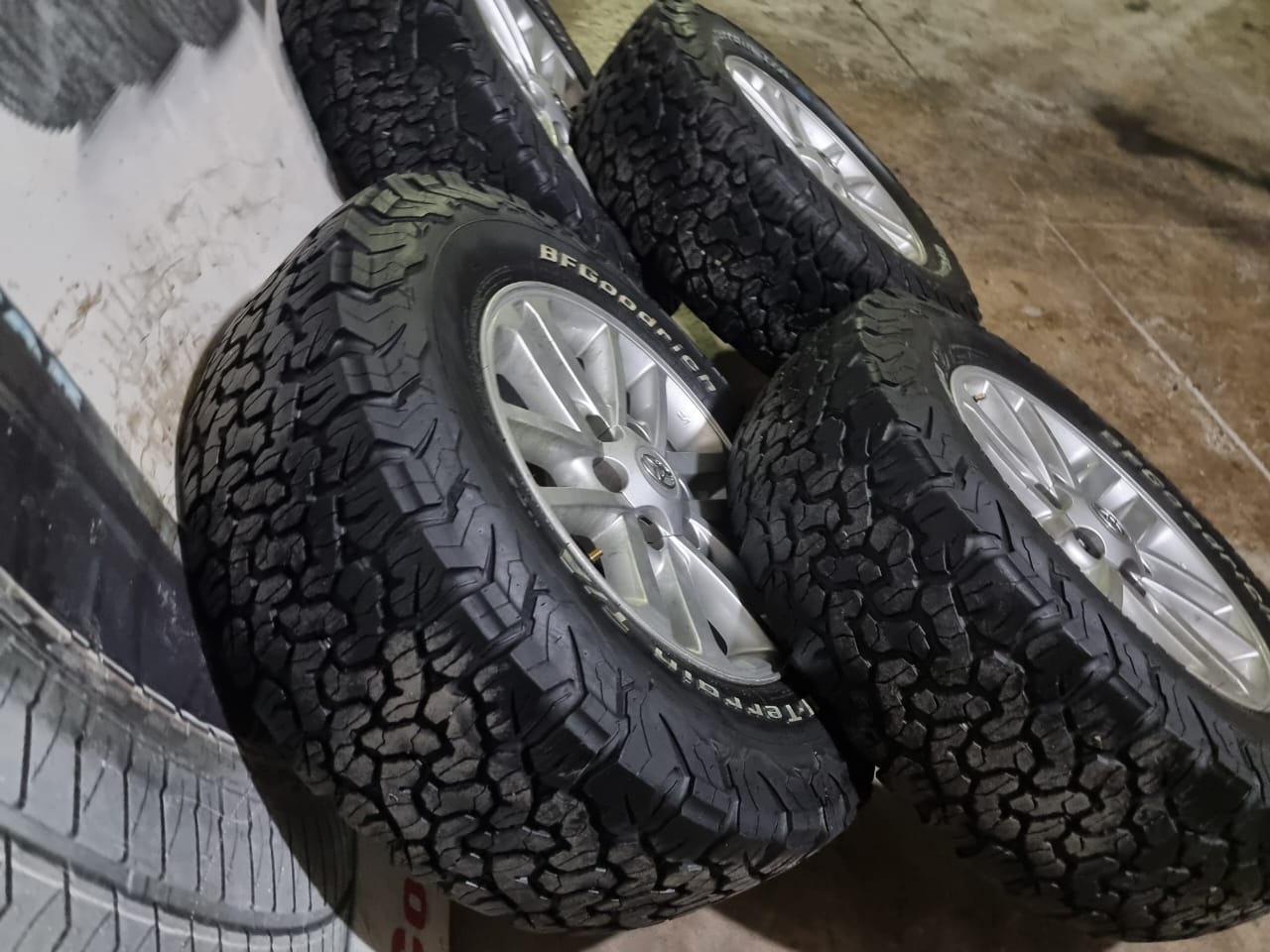 17inch Toyota Hilux/Fortuner original mags with GOOD used 265/65/17 BF Goodrich - Private Seller 17inch Toyota Hilux/Fortuner original mags with GOOD used 265/65/17 BF Goodrich - Private Seller