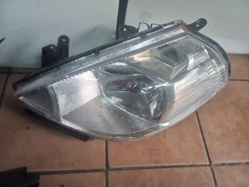 NISSAN TIDA HEADLIGHT LEFT SIDE VERY CLEAN - Private Seller NISSAN TIDA HEADLIGHT LEFT SIDE VERY CLEAN - Private Seller