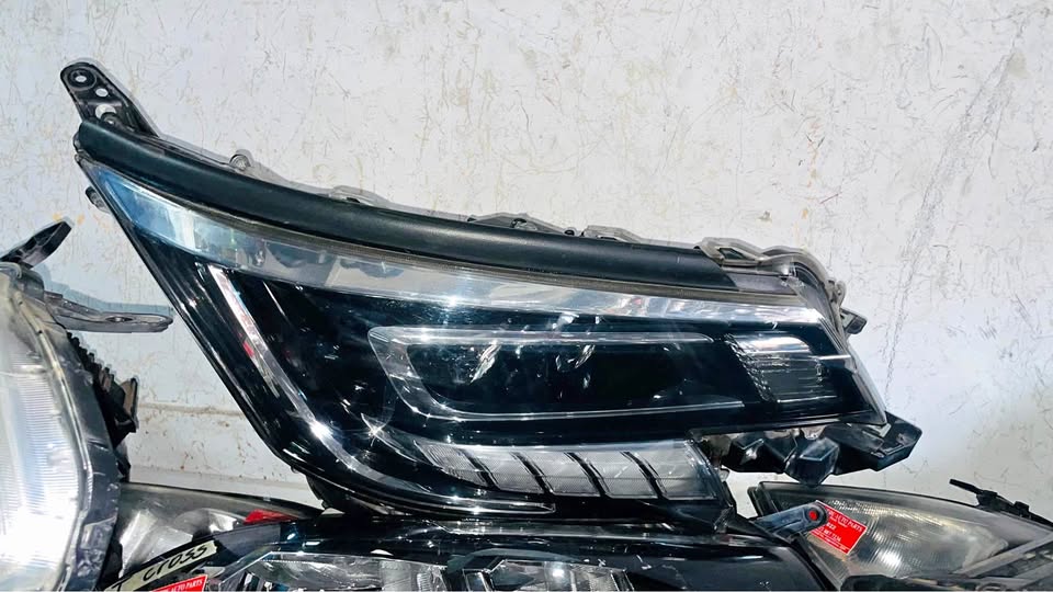 Toyota HiAce headlight 2018/20 - Private Seller Toyota HiAce headlight 2018/20 - Private Seller