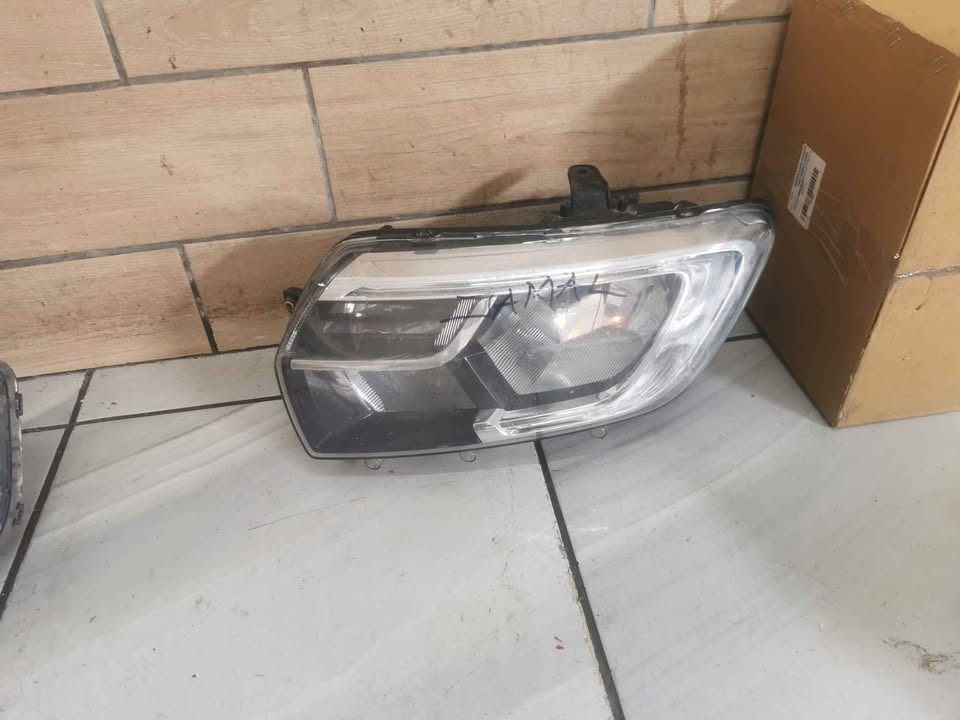 Renault Sandero left headlight - Private Seller Renault Sandero left headlight - Private Seller
